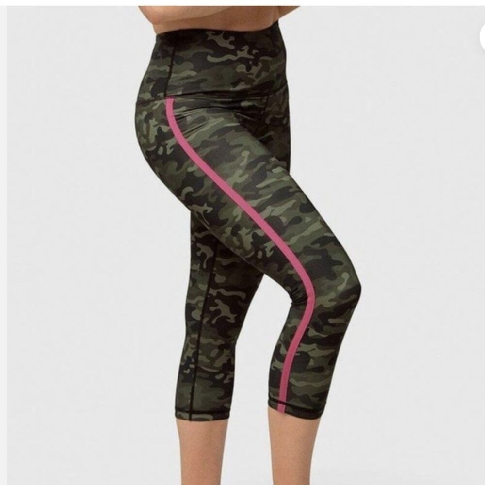 Ruby Ribbon Reversible Capri Leggings Women’s Large Camo Black Pink Stripe Sport